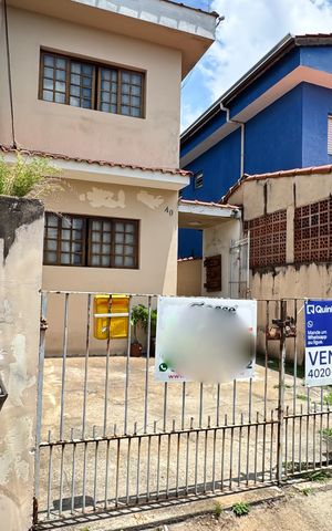 Casa à venda com 100m², 2 quartos e 2 vagas Casa à venda com 100m², 2 quartos e 2 vagasFachada