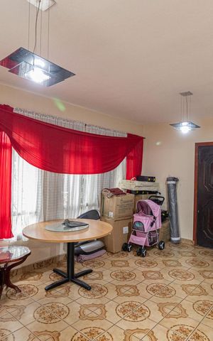 Casa à venda com 233m², 3 quartos e 4 vagas Casa à venda com 233m², 3 quartos e 4 vagasSala