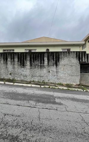 Casa à venda com 233m², 3 quartos e 4 vagas Casa à venda com 233m², 3 quartos e 4 vagasFachada