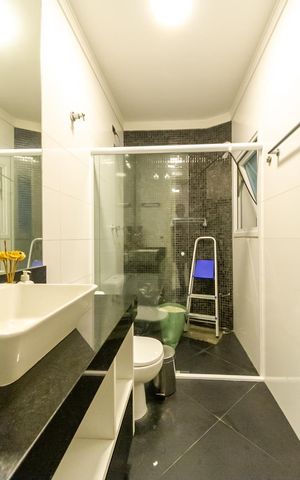 Casa de condomínio à venda com 725m², 5 quartos e 7 vagas Casa de condomínio à venda com 725m², 5 quartos e 7 vagasBanheiro