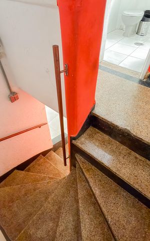 Casa à venda com 80m², 3 quartos e sem vaga Casa à venda com 80m², 3 quartos e sem vagaEscada