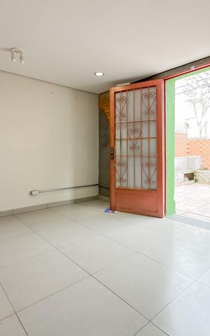Casa à venda com 80m², 3 quartos e sem vaga Casa à venda com 80m², 3 quartos e sem vagaSala