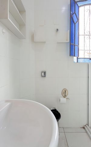 Casa à venda com 80m², 3 quartos e sem vaga Casa à venda com 80m², 3 quartos e sem vagaBanheiro Corredor