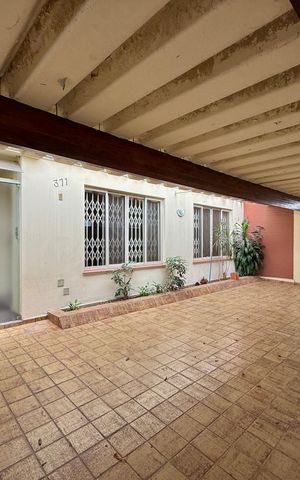 Casa à venda com 200m², 5 quartos e 4 vagas Casa à venda com 200m², 5 quartos e 4 vagasGaragem