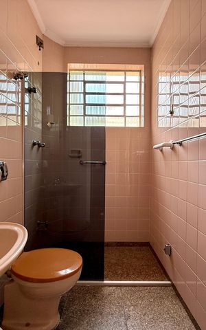 Casa à venda com 200m², 5 quartos e 4 vagas Casa à venda com 200m², 5 quartos e 4 vagasBanheiro Social 2