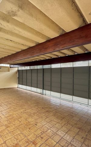 Casa à venda com 200m², 5 quartos e 4 vagas Casa à venda com 200m², 5 quartos e 4 vagasGaragem