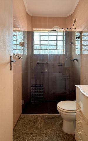 Casa à venda com 200m², 5 quartos e 4 vagas Casa à venda com 200m², 5 quartos e 4 vagasBanheiro Social 1