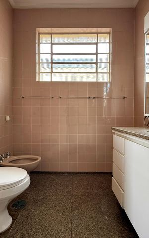 Casa à venda com 200m², 5 quartos e 4 vagas Casa à venda com 200m², 5 quartos e 4 vagasBanheiro Suíte