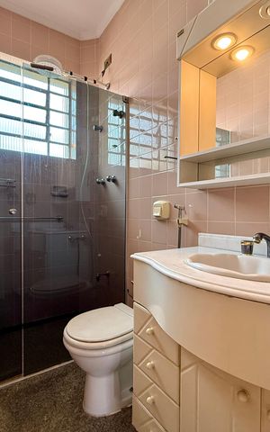Casa à venda com 200m², 5 quartos e 4 vagas Casa à venda com 200m², 5 quartos e 4 vagasBanheiro Social 1