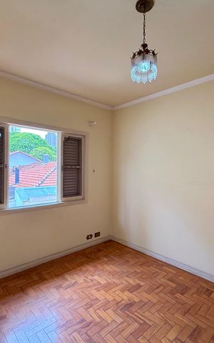 Casa à venda com 200m², 5 quartos e 4 vagas Casa à venda com 200m², 5 quartos e 4 vagasQuarto 4