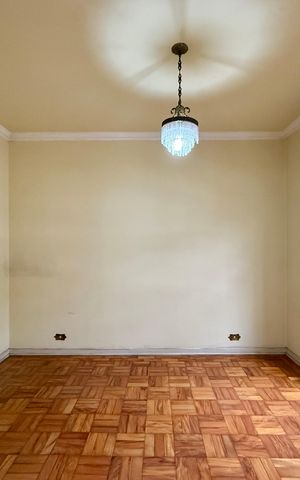 Casa à venda com 200m², 5 quartos e 4 vagas Casa à venda com 200m², 5 quartos e 4 vagasSala