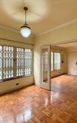 Casa à venda com 200m², 5 quartos e 4 vagas Casa à venda com 200m², 5 quartos e 4 vagasSala