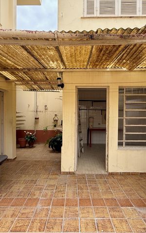 Casa à venda com 200m², 5 quartos e 4 vagas Casa à venda com 200m², 5 quartos e 4 vagasQuintal