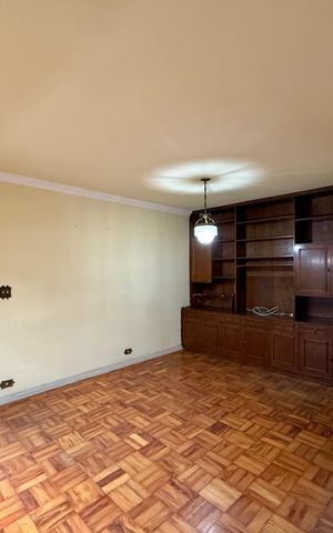 Casa à venda com 200m², 5 quartos e 4 vagas Casa à venda com 200m², 5 quartos e 4 vagasSala