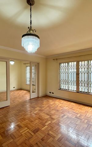 Casa à venda com 200m², 5 quartos e 4 vagas Casa à venda com 200m², 5 quartos e 4 vagasSala
