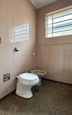 Casa à venda com 200m², 5 quartos e 4 vagas Casa à venda com 200m², 5 quartos e 4 vagasBanheiro Suíte
