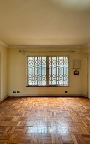 Casa à venda com 200m², 5 quartos e 4 vagas Casa à venda com 200m², 5 quartos e 4 vagasSala