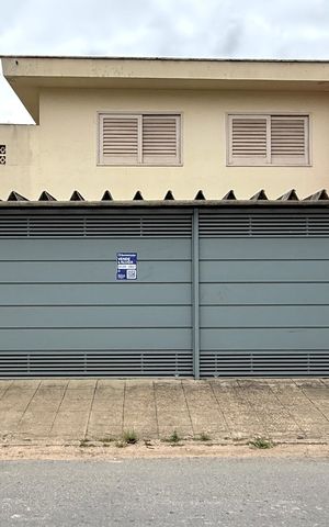Casa à venda com 200m², 5 quartos e 4 vagas Casa à venda com 200m², 5 quartos e 4 vagasFachada