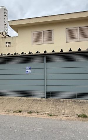 Casa à venda com 200m², 5 quartos e 4 vagas Casa à venda com 200m², 5 quartos e 4 vagasFachada
