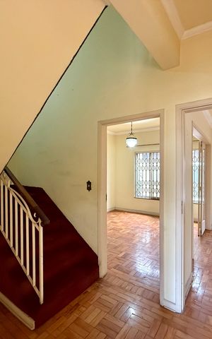 Casa à venda com 200m², 5 quartos e 4 vagas Casa à venda com 200m², 5 quartos e 4 vagasEscadas