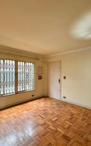 Casa à venda com 200m², 5 quartos e 4 vagas Casa à venda com 200m², 5 quartos e 4 vagasSala
