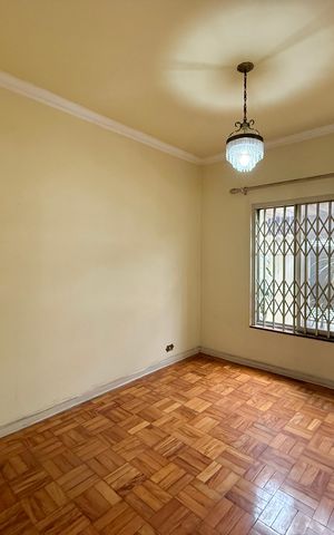 Casa à venda com 200m², 5 quartos e 4 vagas Casa à venda com 200m², 5 quartos e 4 vagasSala
