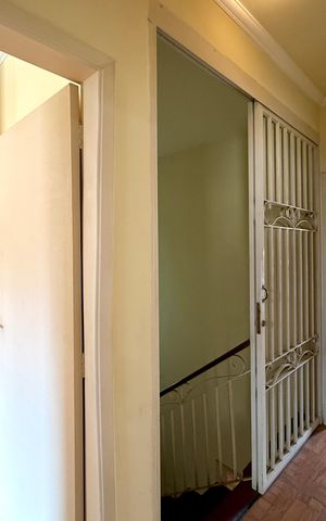 Casa à venda com 200m², 5 quartos e 4 vagas Casa à venda com 200m², 5 quartos e 4 vagasCorredor Quartos