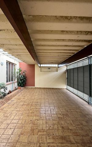Casa à venda com 200m², 5 quartos e 4 vagas Casa à venda com 200m², 5 quartos e 4 vagasGaragem
