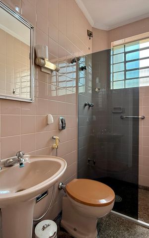 Casa à venda com 200m², 5 quartos e 4 vagas Casa à venda com 200m², 5 quartos e 4 vagasBanheiro Social 2
