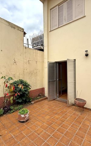 Casa à venda com 200m², 5 quartos e 4 vagas Casa à venda com 200m², 5 quartos e 4 vagasQuintal