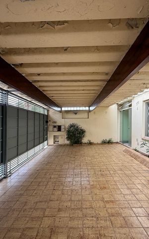 Casa à venda com 200m², 5 quartos e 4 vagas Casa à venda com 200m², 5 quartos e 4 vagasGaragem