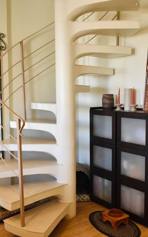 Apartamento à venda com 135m², 2 quartos e 3 vagas Apartamento à venda com 135m², 2 quartos e 3 vagasEscada