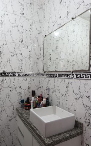 Casa à venda com 220m², 2 quartos e 2 vagasBanheiro da Suíte