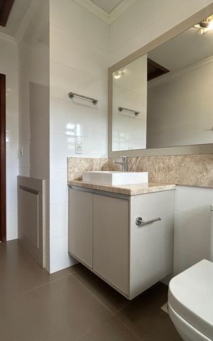 Casa para alugar com 390m², 4 quartos e 2 vagas Casa para alugar com 390m², 4 quartos e 2 vagasBanheiro 2