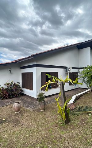 Casa para alugar com 390m², 4 quartos e 2 vagas Casa para alugar com 390m², 4 quartos e 2 vagasFachada