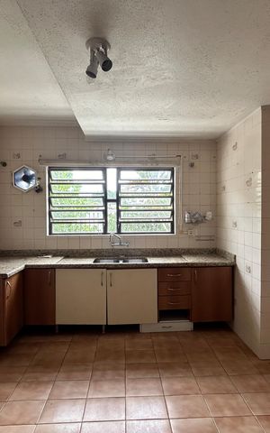 Casa para alugar com 390m², 4 quartos e 2 vagas Casa para alugar com 390m², 4 quartos e 2 vagasCozinha