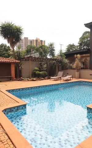 Casa para alugar com 560m², 7 quartos e 8 vagas Casa para alugar com 560m², 7 quartos e 8 vagasÁrea comum - Piscina