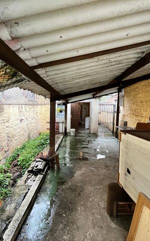 Casa à venda com 250m², 1 quarto e sem vagaQuintal