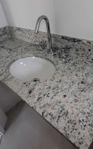 Apartamento à venda com 55m², 2 quartos e 2 vagasBanheiro da Suíte - Pia