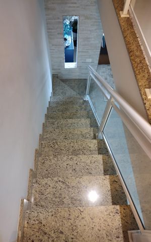 Casa de condomínio para alugar com 200m², 3 quartos e 4 vagasEscada