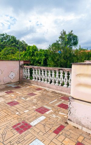 Casa à venda com 267m², 5 quartos e 8 vagas Casa à venda com 267m², 5 quartos e 8 vagasCasa 2 - Varanda