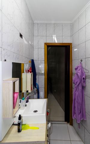 Casa à venda com 195m², 3 quartos e 2 vagas Casa à venda com 195m², 3 quartos e 2 vagasBanheiro 2