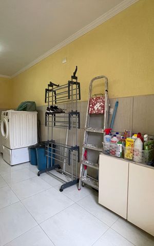 Casa à venda com 165m², 3 quartos e 2 vagas Casa à venda com 165m², 3 quartos e 2 vagasÁrea de Serviço