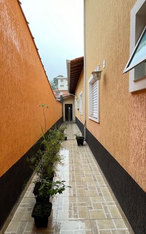 Casa à venda com 165m², 3 quartos e 2 vagas Casa à venda com 165m², 3 quartos e 2 vagasCorredor externo