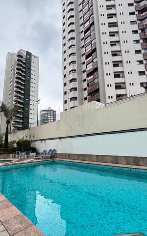 Apartamento à venda com 168m², 4 quartos e 3 vagas Apartamento à venda com 168m², 4 quartos e 3 vagasÁrea comum - Piscina