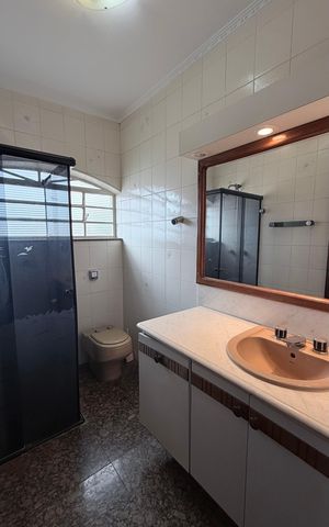 Casa à venda com 250m², 4 quartos e 3 vagas Casa à venda com 250m², 4 quartos e 3 vagasBanheiro