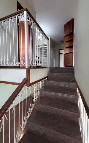 Casa à venda com 250m², 4 quartos e 3 vagas Casa à venda com 250m², 4 quartos e 3 vagasEscada