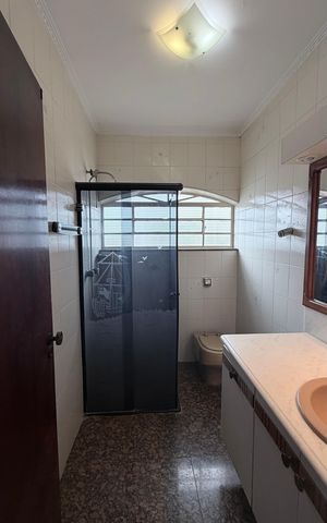 Casa à venda com 250m², 4 quartos e 3 vagas Casa à venda com 250m², 4 quartos e 3 vagasBanheiro