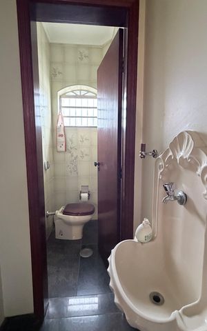 Casa à venda com 250m², 4 quartos e 3 vagas Casa à venda com 250m², 4 quartos e 3 vagasLavabo
