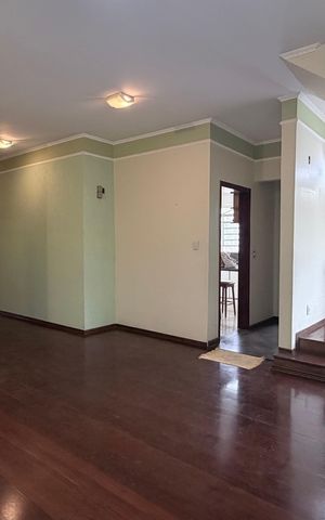 Casa à venda com 250m², 4 quartos e 3 vagas Casa à venda com 250m², 4 quartos e 3 vagasSala